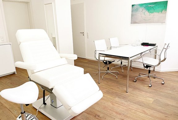 california-skin-koblenz-praxis-behandlungsraum.jpg